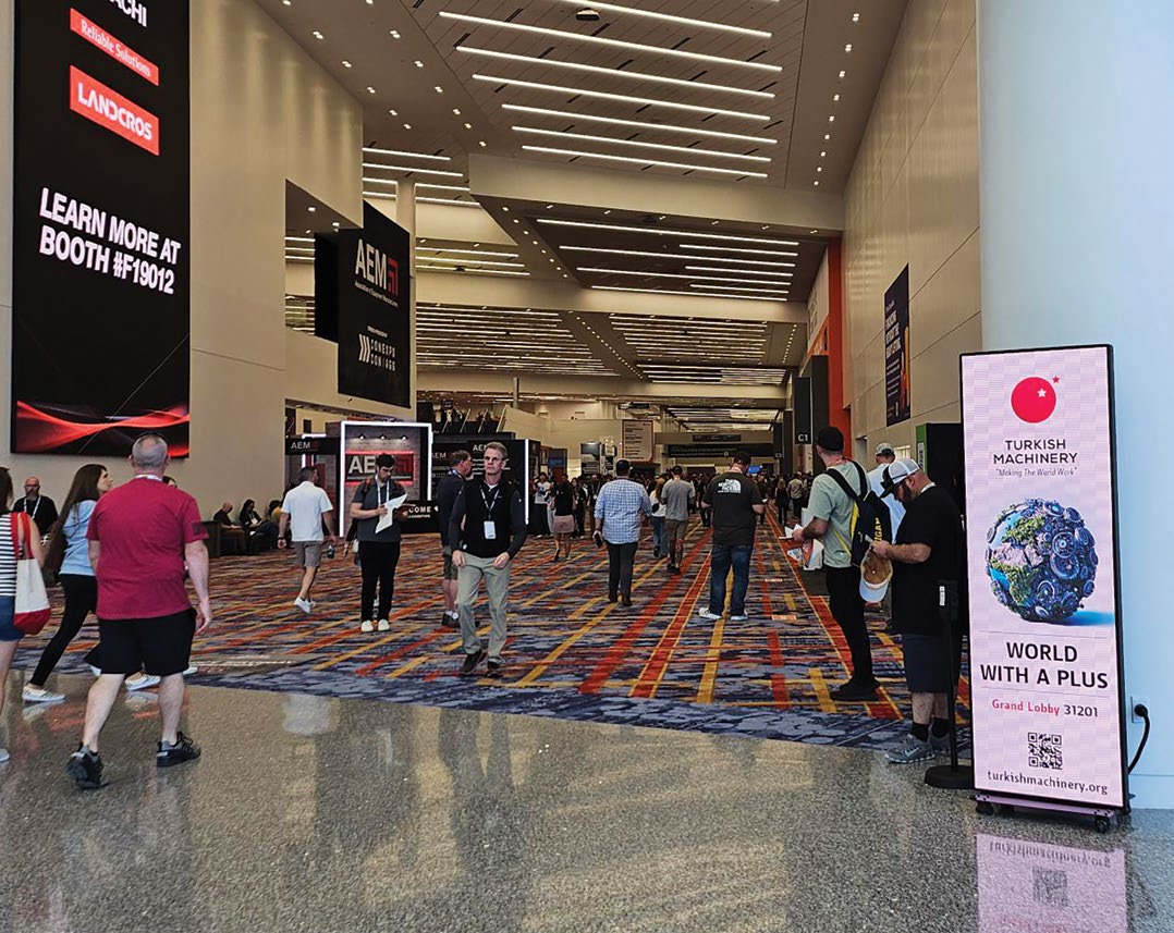 CONEXPO-CON/AGG fuar holünde Turkish Machinery yönlendirme totemleri