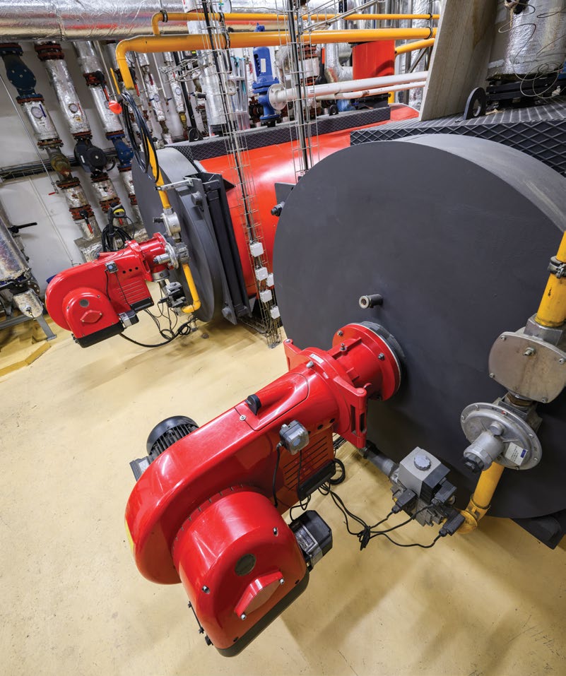 Boiler Summit 2026 — kırmızı brülörlü endüstriyel kazan tesisi