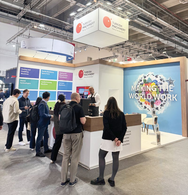 Turkish Machinery info standında ziyaretçiler ve barista hizmeti