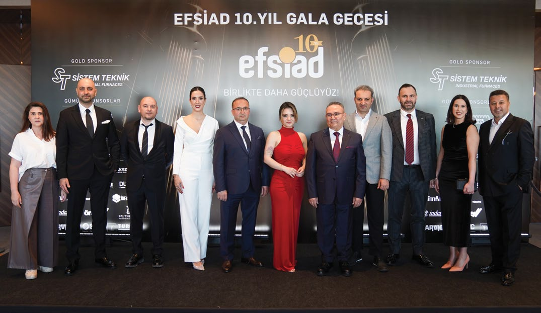 EFSİAD 10. Yıl Gala Gecesi - dernek yönetimi ve sektör temsilcileri aile fotoğrafında