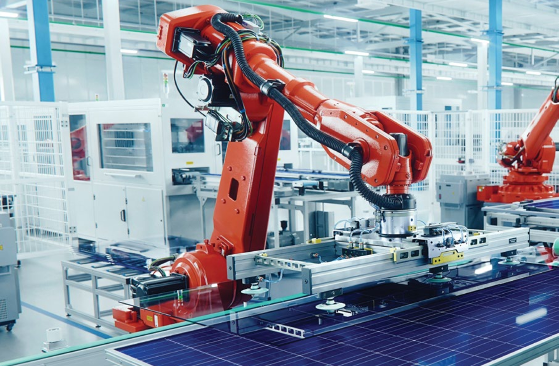 Güneş paneli üretim hattında robotik kol - sanayide otomasyon