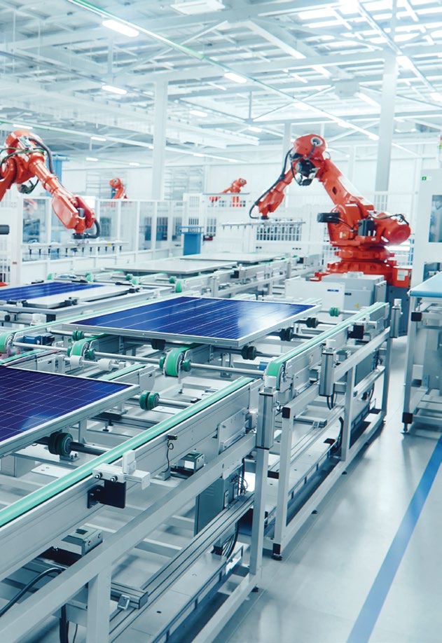 Güneş paneli üretim tesisinde robotik montaj hattı