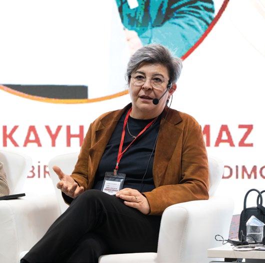 Sevda Kayhan Yılmaz bir sektör panelinde konuşurken