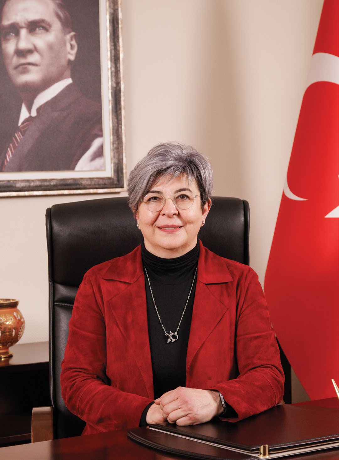 MAİB Yönetim Kurulu Başkanı Sevda Kayhan Yılmaz makam odasında