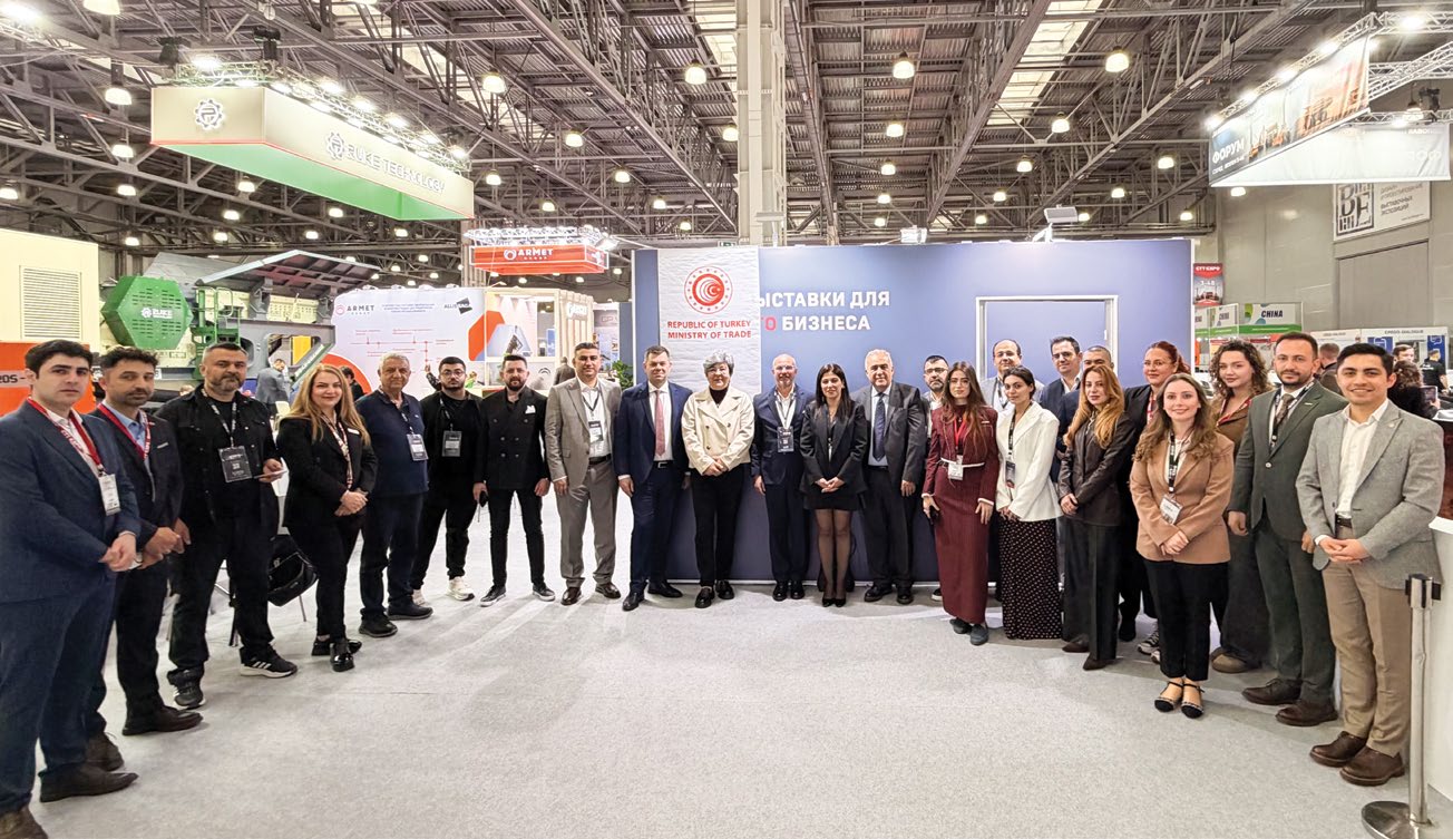 Türkiye'nin Makinecileri Rusya makine sektörel heyeti CTT Expo'da - Ticaret Bakanlığı standı grup fotoğrafı