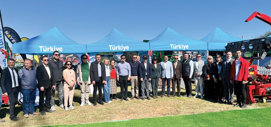 Türkiye'nin Makinecileri NAMPO Tarım Makineleri Fuarı Türkiye ülke standı grup fotoğrafı