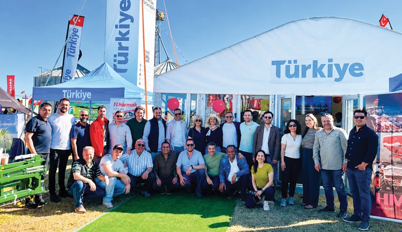 Türkiye'nin Makinecileri NAMPO fuarı milli katılım heyeti Türkiye pavilyonu önünde