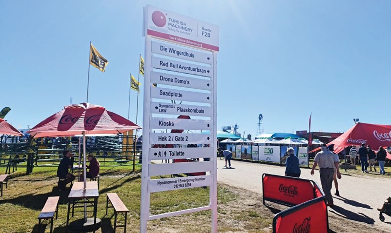 Turkish Machinery markalı yönlendirme totemi ve fuar alanı