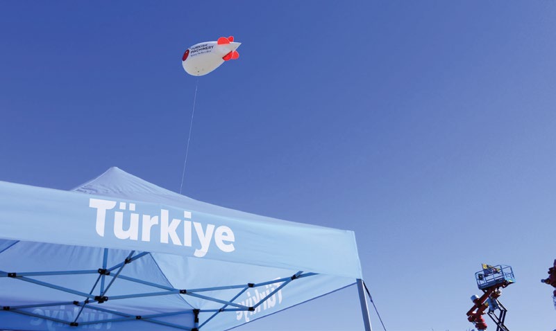 Türkiye standı üzerinde uçan Turkish Machinery zeplini