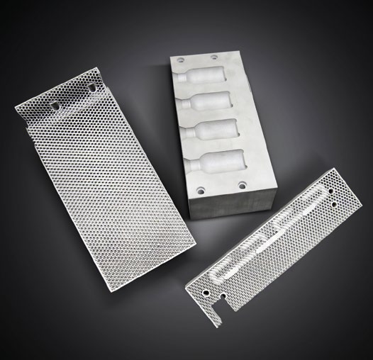 Metal 3D yazıcıyla üretilmiş kalıp iç parçası ve kafes (lattice) yapılı hafifletilmiş plakalar