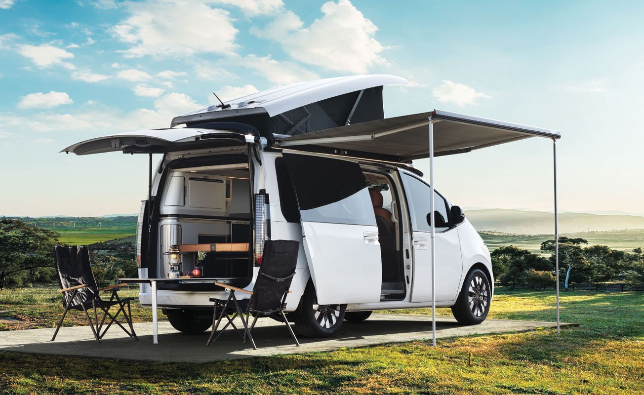 Hyundai STARIA Camper Concept, açılır tavanı ve tentesiyle doğada kamp düzeninde