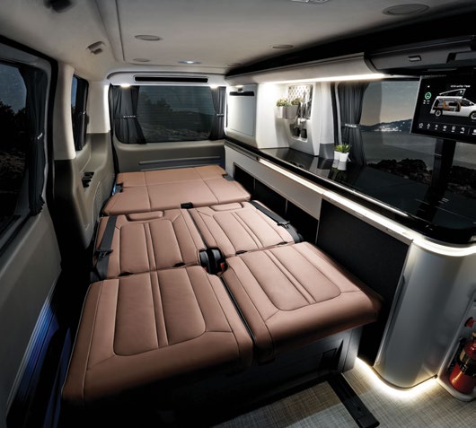 STARIA Camper Concept iç mekânı: arka koltuklar yatırılarak oluşturulan iki kişilik uyku alanı