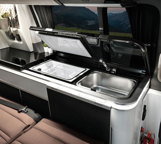 STARIA Camper Concept mutfak modülü: paslanmaz eviye, indüksiyon ocak ve bulaşık sepeti