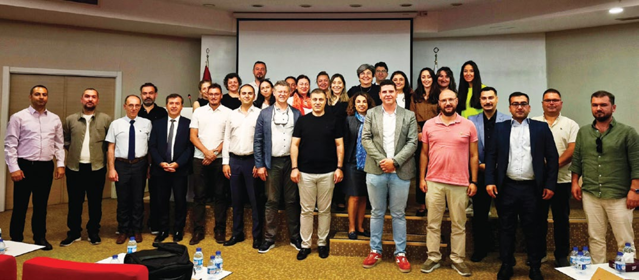 Endüstriyel Sistemler ve Aksamları UR-GE Projesi Hedef Pazar Çalıştayı katılımcı firma temsilcileri toplu fotoğrafı - OAİB Genel Sekreterlik Binası