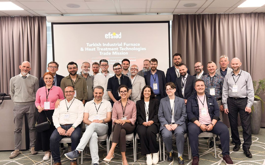 EFSİAD endüstriyel fırın sektörü ticaret heyeti Polonya Varşova'da grup fotoğrafı - Turkish Industrial Furnace & Heat Treatment Technologies Trade Mission ekranı önünde