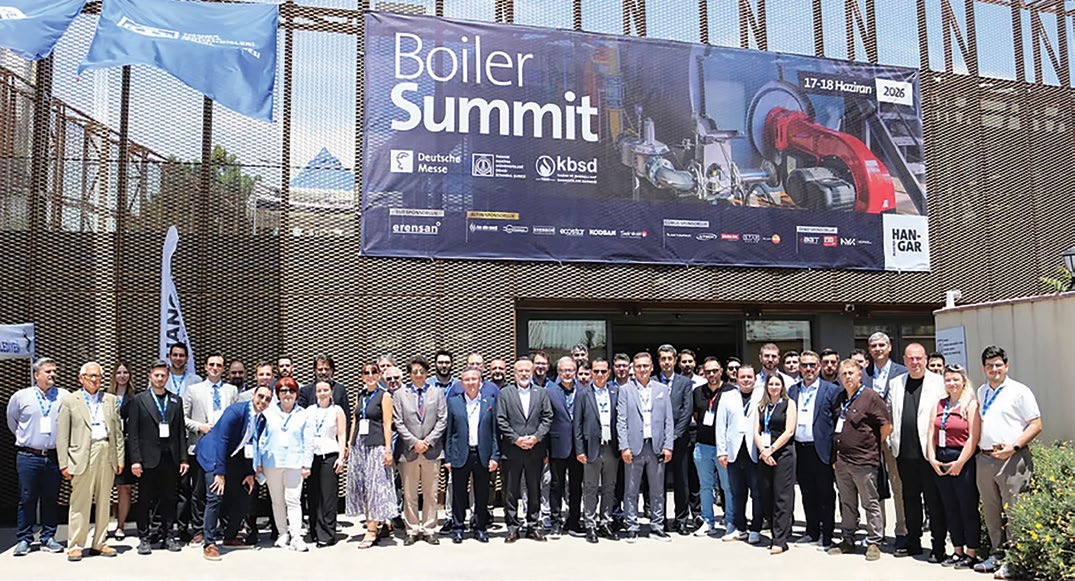 Boiler Summit 2026 katılımcıları Makina Hangar önünde grup fotoğrafı, arkada Boiler Summit 17-18 Haziran 2026 afişi ile KBSD, Deutsche Messe ve MMO İstanbul Şubesi logoları