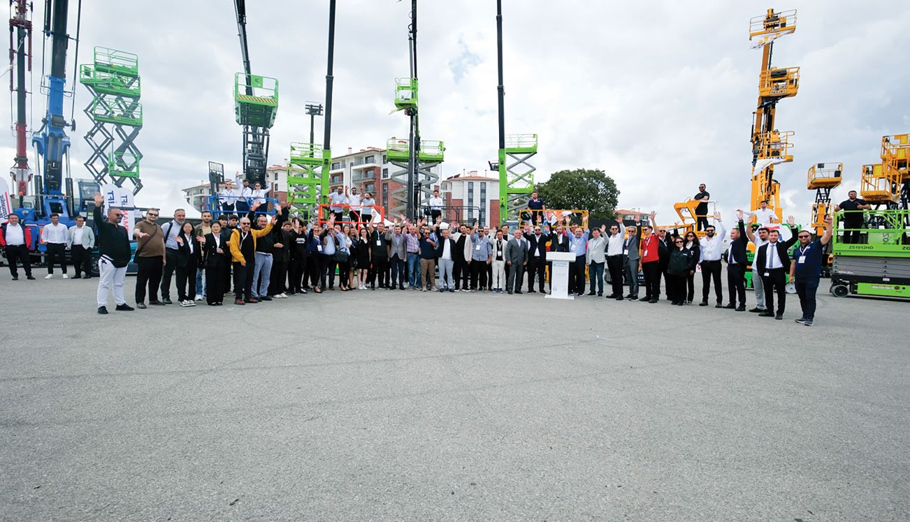 Platform Günleri 2026 tanıtım buluşması, İstanbul Tuzla Autodrom'da personel yükseltici platform sektörü temsilcileri toplu fotoğraf