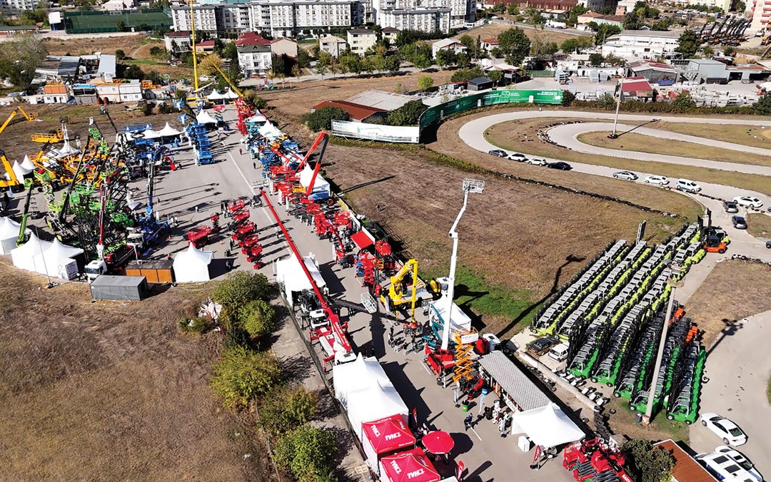 Platform Günleri etkinlik alanının havadan görünümü, Tuzla Autodrom'da sergilenen personel yükseltici platformlar ve iş makineleri