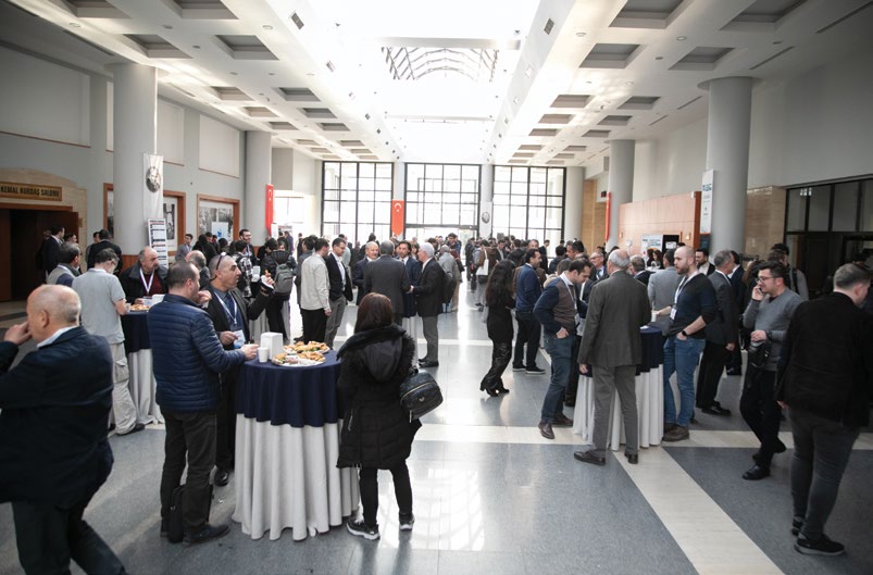 11. Pompa-Vana Kongresi fuaye alanında ağ kurma (networking); katılımcılar ayaküstü masalarda görüşürken