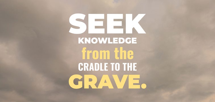 Beşikten mezara (Cradle to Grave) kavramı görseli: SEEK KNOWLEDGE FROM THE CRADLE TO THE GRAVE yazısı