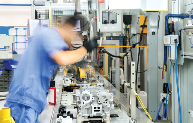 Alman makine ve tesis imalatı üretim hattında çalışan işçi, VDMA sipariş verileri haberi