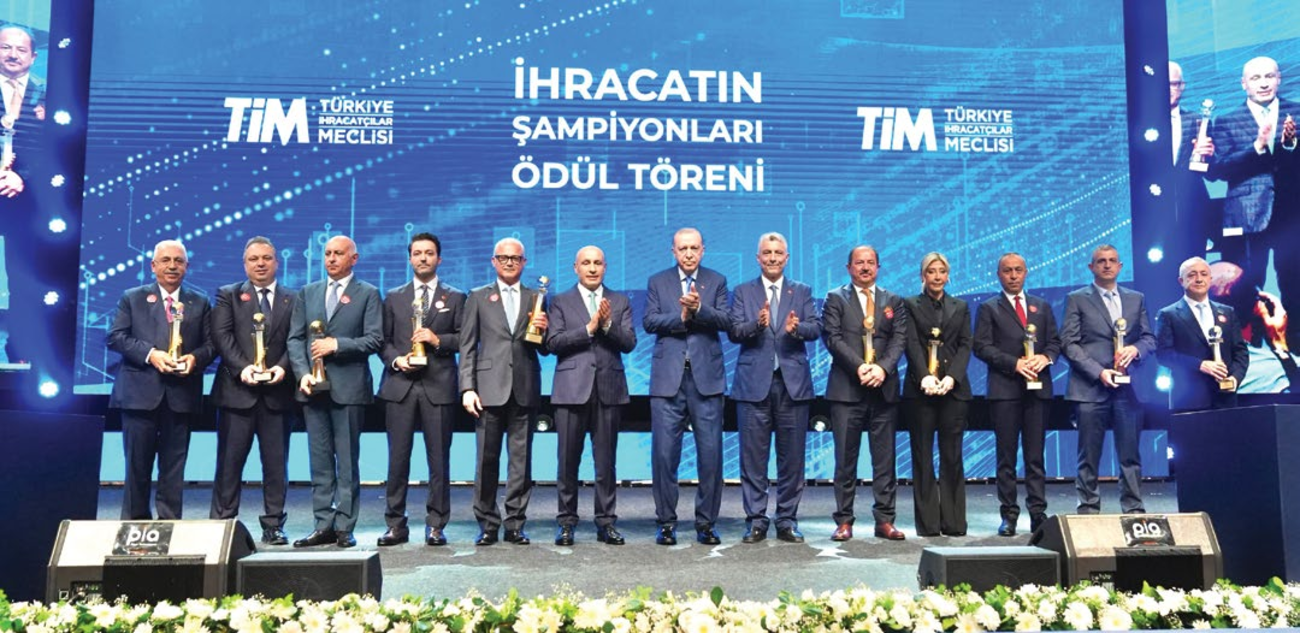 TİM İhracatın Şampiyonları Ödül Töreni sahnesi, Cumhurbaşkanı Recep Tayyip Erdoğan ile ödül alan ilk 10 firmanın temsilcileri