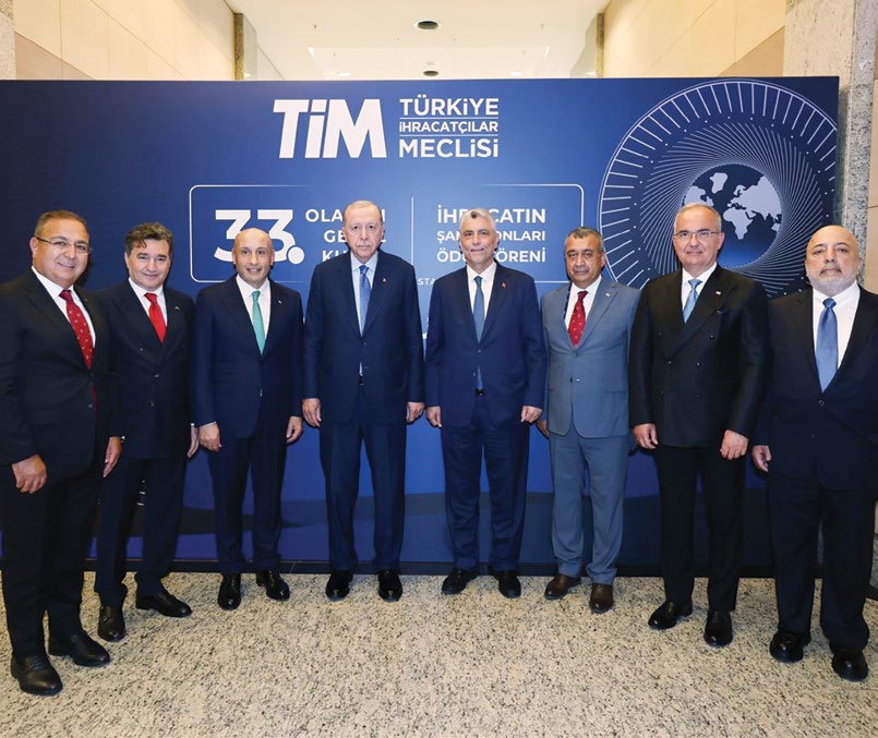 Cumhurbaşkanı Recep Tayyip Erdoğan, TİM Başkanı Mustafa Gültepe ve yönetim kurulu üyeleri TİM 33'üncü Olağan Genel Kurulu panosu önünde