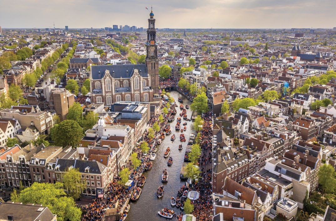 Amsterdam - Westerkerk ve kanal boyunca tekne geçidi, havadan görünüm