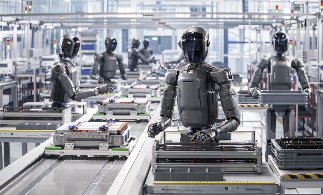 Fabrika montaj hattında pil paketleri ve kasalarla çalışan insansı robotlar, yapay zekâ ve otomasyonun üretimdeki yükselişini simgeliyor
