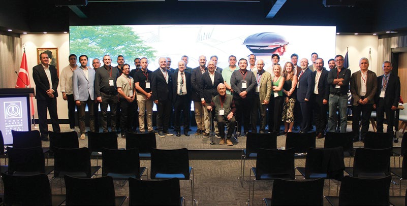 AYSAD 55'inci Olağan Genel Kuruluna katılanların Makine Hangar Konferans Salonunda çektirdiği toplu fotoğraf
