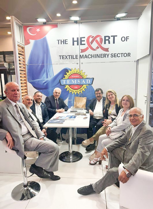 ITM 2026 fuarında TEMSAD standı, 'The Heart of Textile Machinery Sector' panosu önünde masa etrafında bir araya gelen sektör temsilcileri