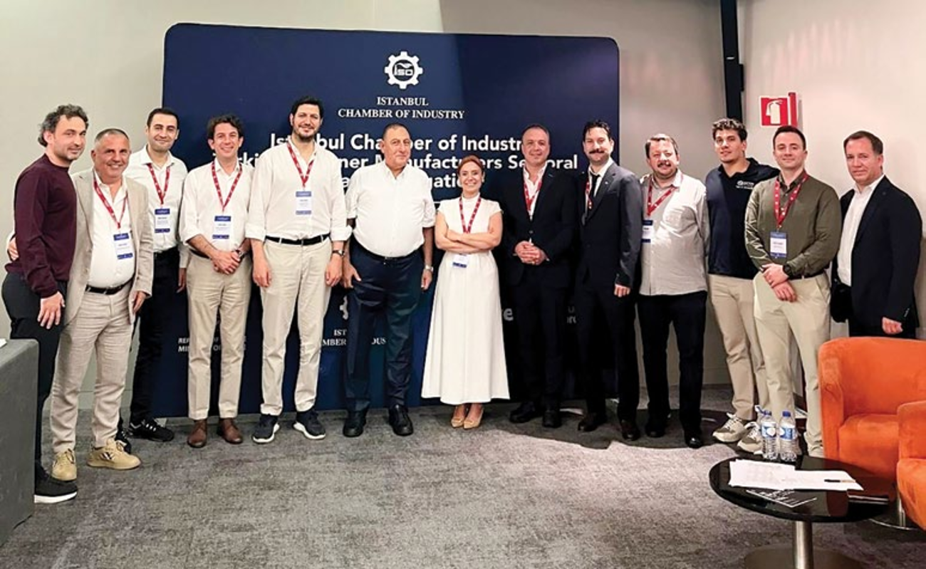 BESİAD üyeleri ve İSO heyeti, Portekiz sektörel ticaret heyeti programında İstanbul Sanayi Odası panosunun önünde