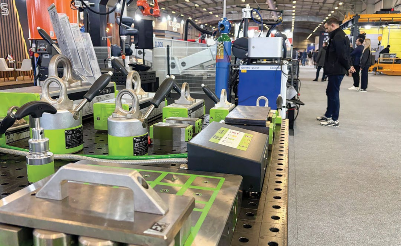 MEEXX Bursa Makine ve Teknolojileri Fuarı hollerinde sergilenen manyetik bağlama ekipmanları, robotik kollar ve ziyaretçiler