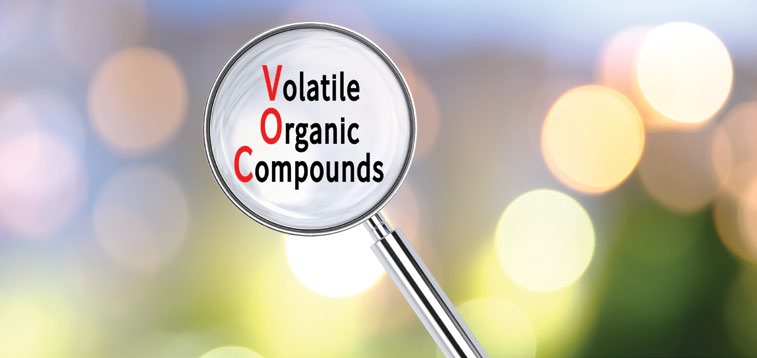 Uçucu organik bileşikler kavramı görseli: büyüteç içinde Volatile Organic Compounds yazısı