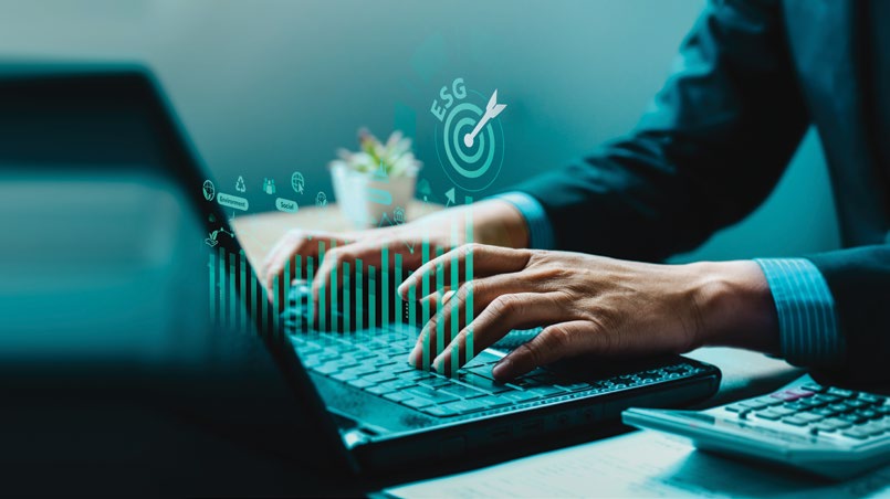 ESG simgeleriyle birlikte dizüstü bilgisayarda veri analizi yapan bir yönetici