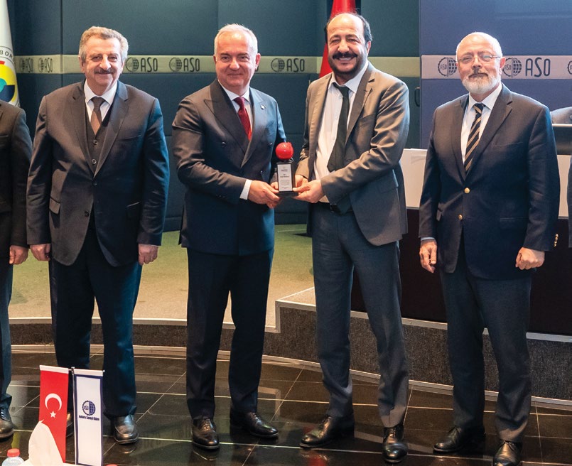 Kutlu Karavelioğlu, Ankara Sanayi Odası'nda (ASO) düzenlenen programda plaket takdimi sırasında