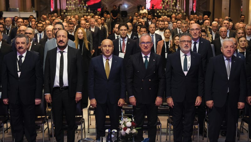 Kalabalık bir sektör genel kurulunda ön sırada yer alan sanayiciler; ortada Kutlu Karavelioğlu