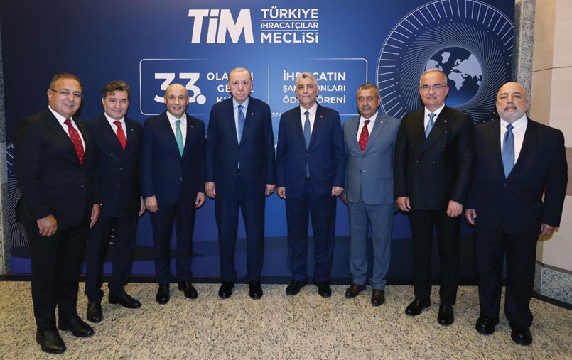 TİM 33. Olağan Genel Kurulu ve İhracatın Şampiyonları Ödül Töreni'nde Kutlu Karavelioğlu'nun da yer aldığı toplu fotoğraf