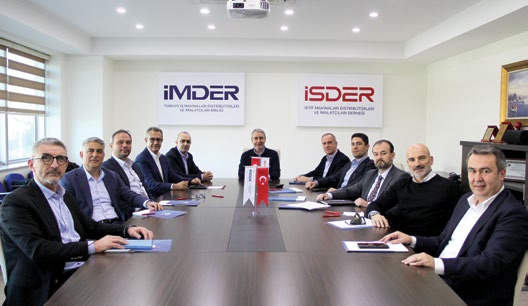 İMDER ve İSDER logolu toplantı salonunda Yönetim Kurulu üyeleri toplantı masasında