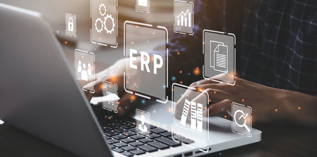 Dizüstü bilgisayarda çalışan kullanıcının önünde ERP simgesi ve kurumsal kaynak planlama modüllerini temsil eden ikonlar