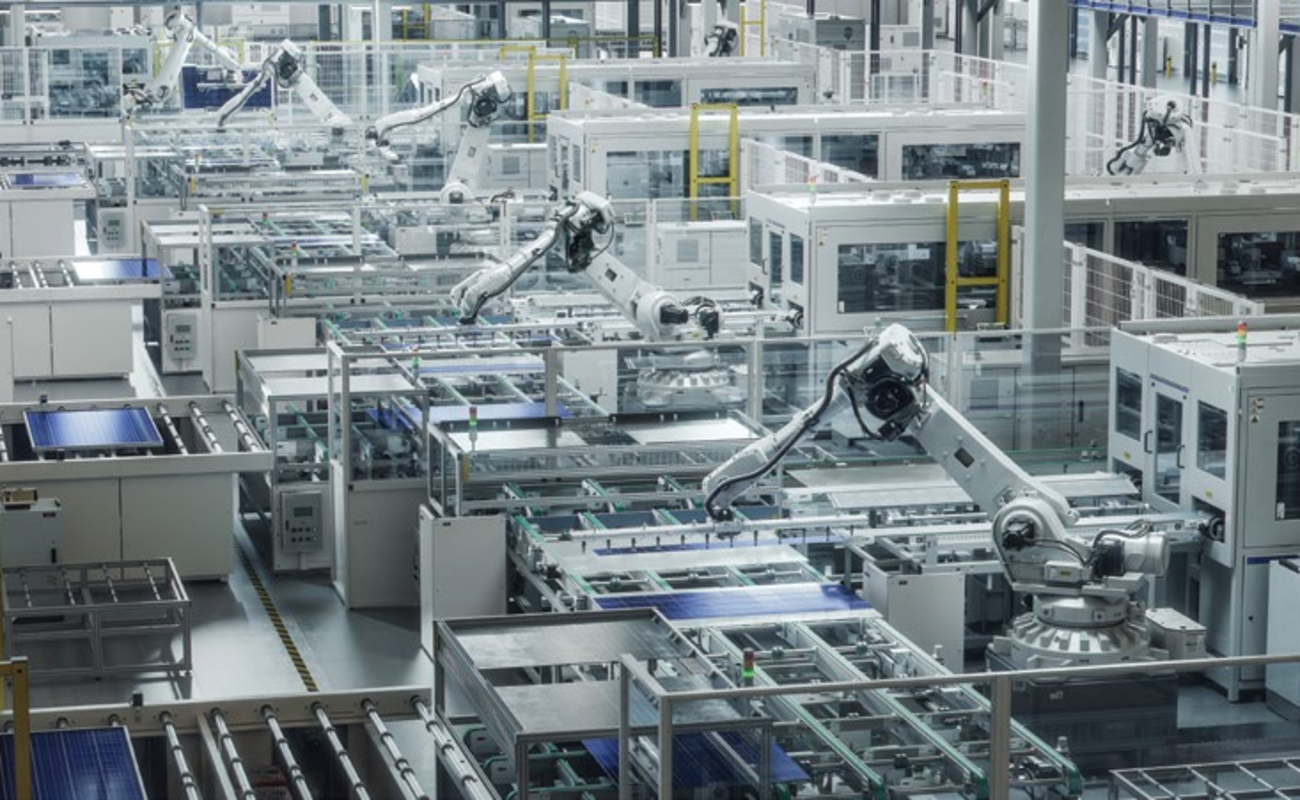Robot kollarla çalışan otomasyonlu güneş paneli üretim hattı