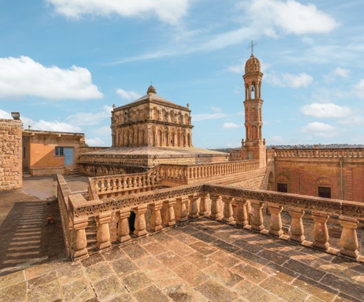 Mardin Anıtlı Köyü'nde taş işçiliğiyle bezeli Mor Sobo Katedrali'nin kubbesi, çan kulesi ve korkuluklu avlusu