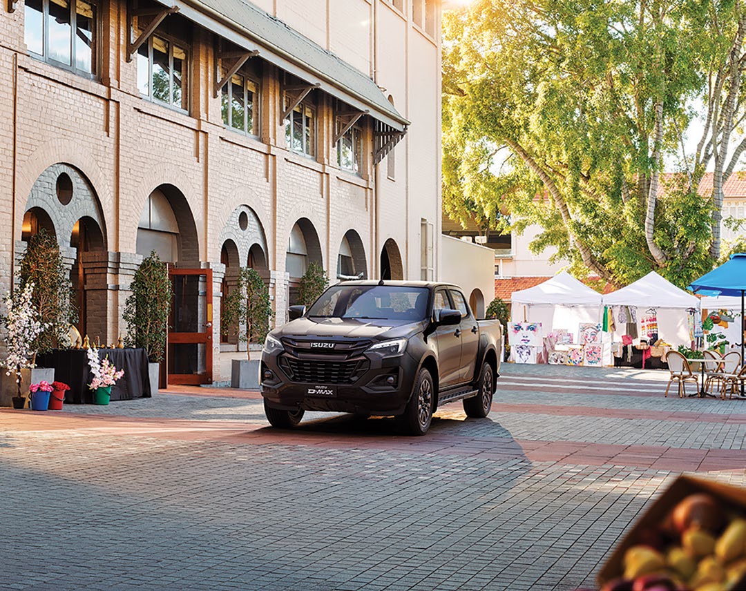 Yeni Isuzu D-Max, tarihi bina ve pazar tezgâhlarının bulunduğu taş döşeli meydanda