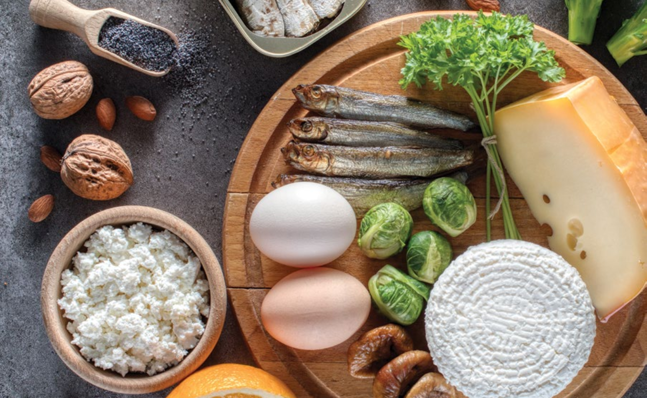Kalsiyumdan zengin besinler: peynir çeşitleri, yumurta, lor, sardalya, kuruyemiş, brokoli ve Brüksel lahanası