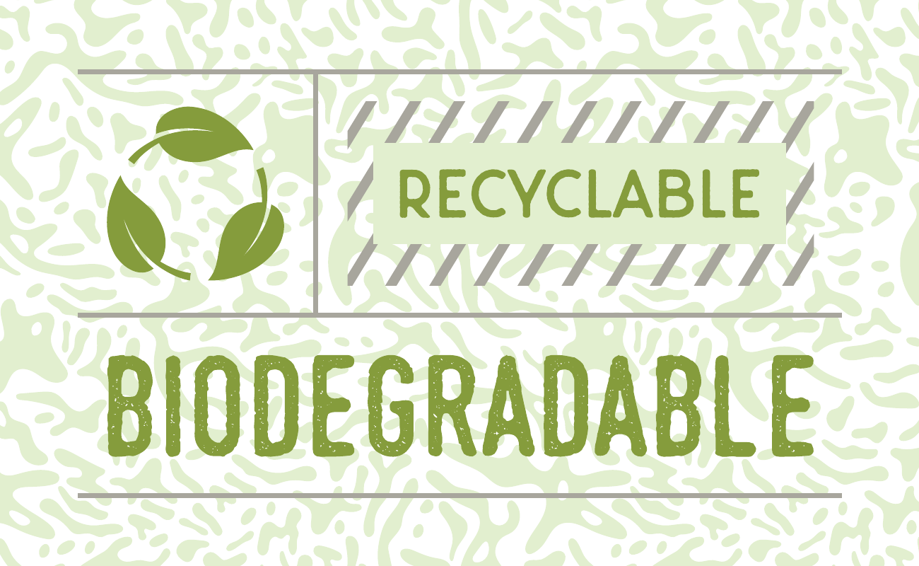 Yeşil desenli zemin üzerinde yaprak biçimli geri dönüşüm simgesi, RECYCLABLE ve BIODEGRADABLE yazılı etiket görseli