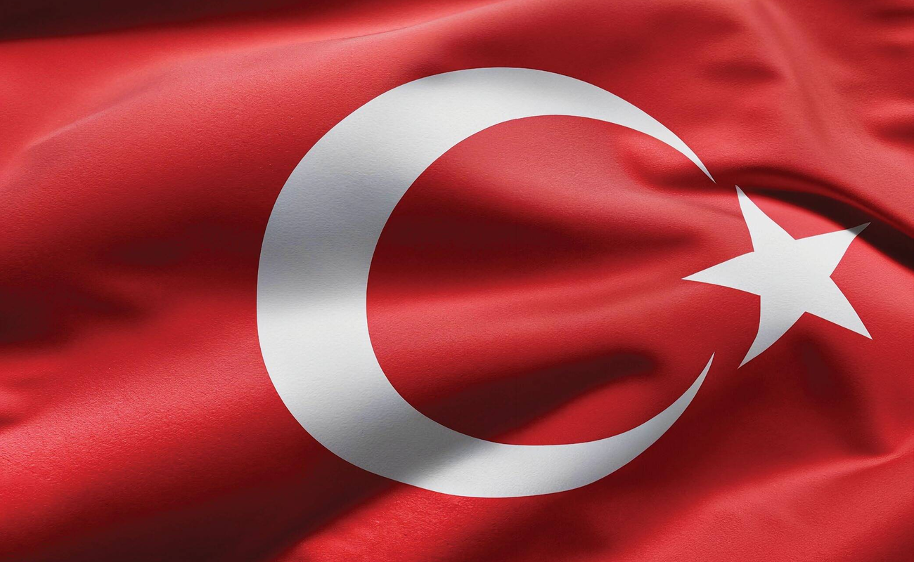 Rüzgârda dalgalanan Türk bayrağı, ay ve yıldız yakın plan